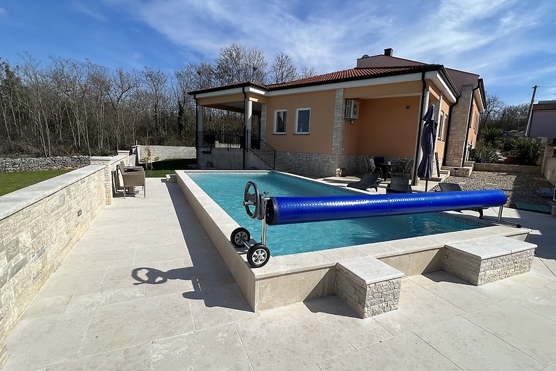 Villa Ravina mit Sitzecke am Pool, Außendusche, Außenküche, Sonnenliegen, Sonnenschirmen