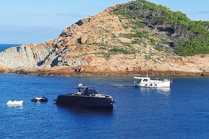 Blick auf ruhiges Wasser, Berge und Boot - perfekter Ort zum Entspannen!