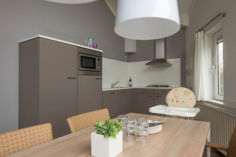 Schicke Küche mit modernem Mobiliar und stilvoller Beleuchtung.