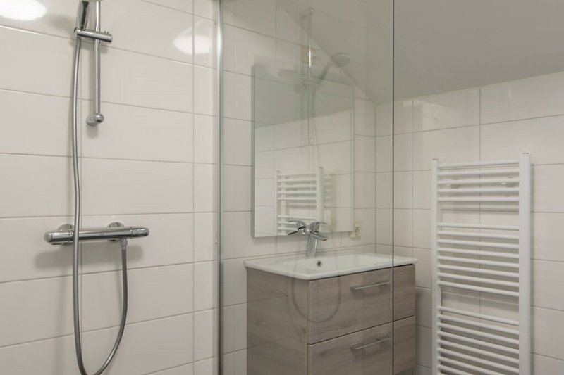 Schönes Badezimmer mit modernen Armaturen und stilvoller Einrichtung.