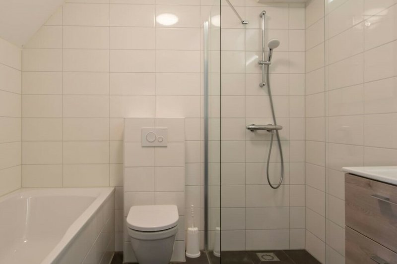 Schönes Badezimmer mit lila Duschkopf und stilvoller Einrichtung.