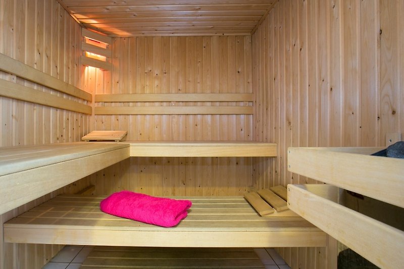 Schönes Haus mit Holzboden, gemütlicher Sauna und stilvollem Interieur.