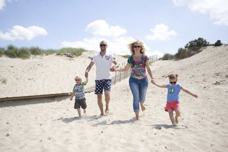 Strandurlaub mit glücklichen Kindern, Sand und Meer. Perfekt für Familien!