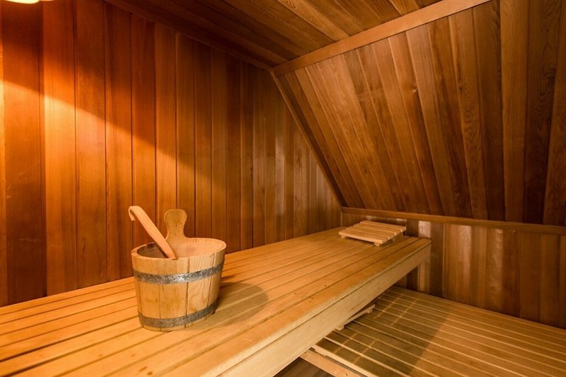 Schöne Holzsauna mit stilvollem Interieur und gemütlicher Atmosphäre.