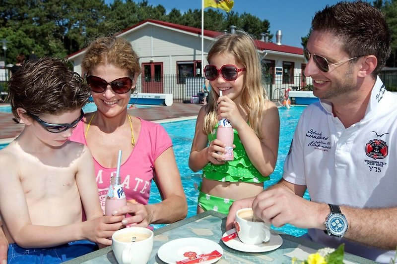 Schwimmbad mit Sonnenbrillen, Tischwaren und Sommerkleidung.