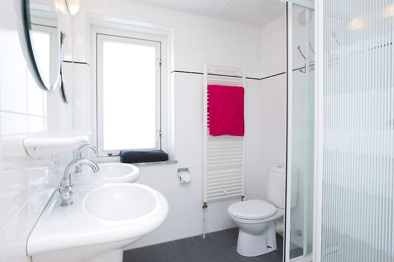 Schönes Badezimmer mit lila Waschbecken und Spiegel.