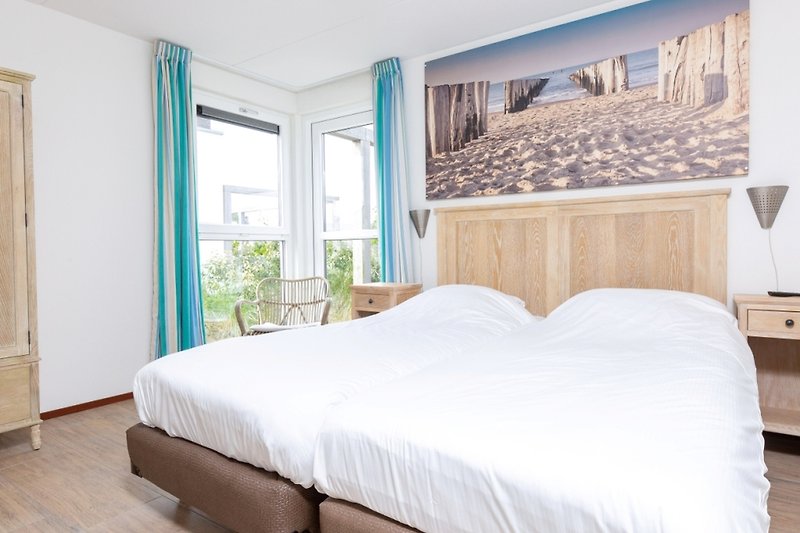 Gemütliches Schlafzimmer mit blauem Himmel und Holzmöbeln.