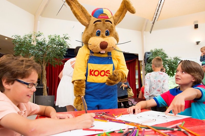 Frohes Kindergartenfest mit lustiger Animation und Kostümen.