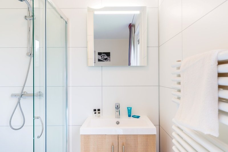Schönes Badezimmer mit Holzboden und moderner Ausstattung.