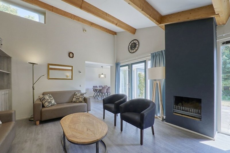 Komfortables Wohnzimmer mit Holzmöbeln und stilvollem Interieur.