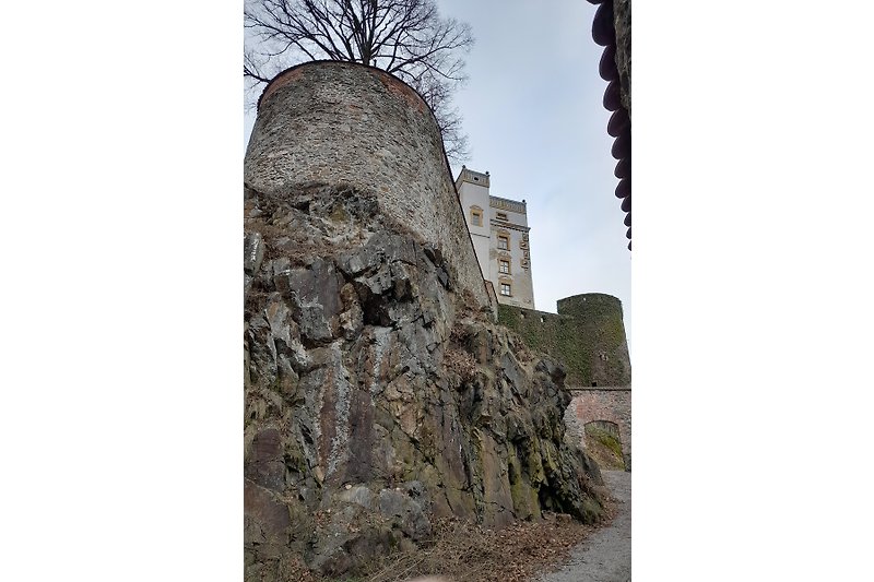 Beeindruckende Ruinen einer mittelalterlichen Burg mit historischer Geschichte.
