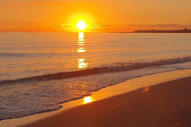 Ein atemberaubender Sonnenaufgang am Strand von Els Poblets