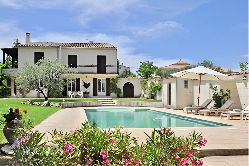 Villa Mirabel mit Pool und Garten.