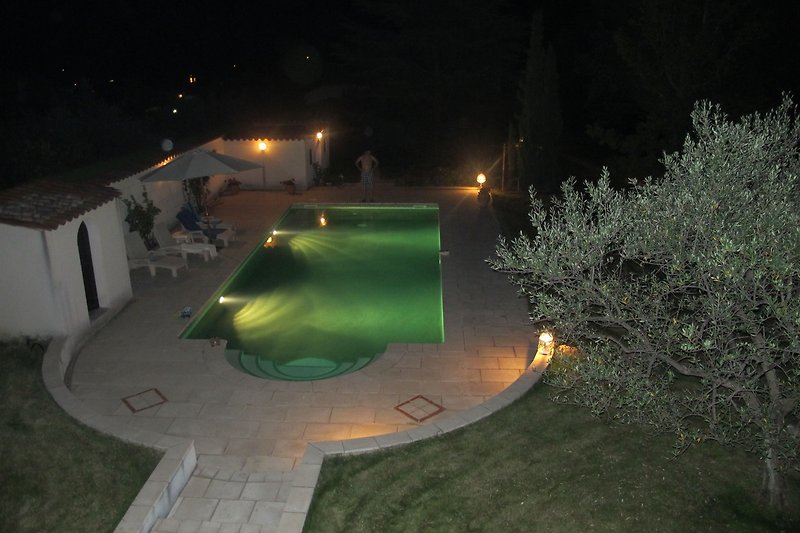 Schwimmingpool bei Nacht.