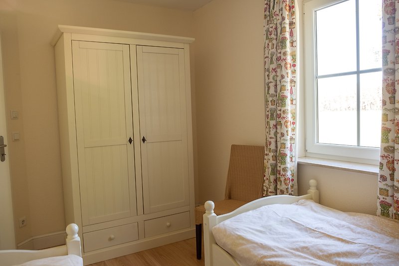 Gemütliches Schlafzimmer I mit stilvollem Holzboden und bequemem Einzelbetten.