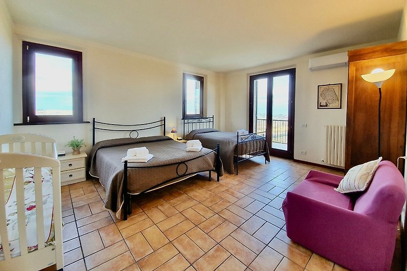 Una camera da letto accogliente con arredamento in legno e tessuti colorati.