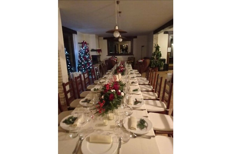 Un tavolo elegante con piatti, bicchieri e fiori.