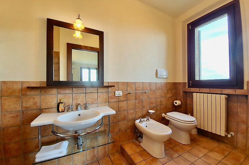 Un bagno moderno con specchio, rubinetto e lavabo elegante.