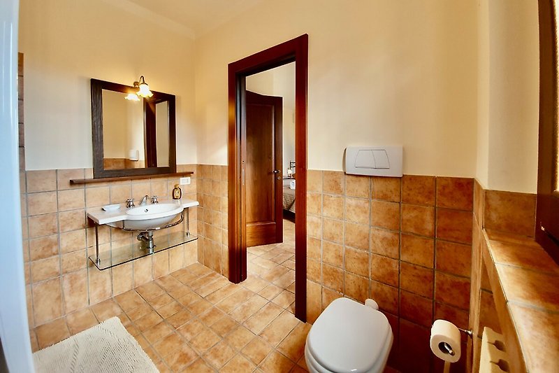 Un bagno moderno con specchio, rubinetto e lavabo elegante.