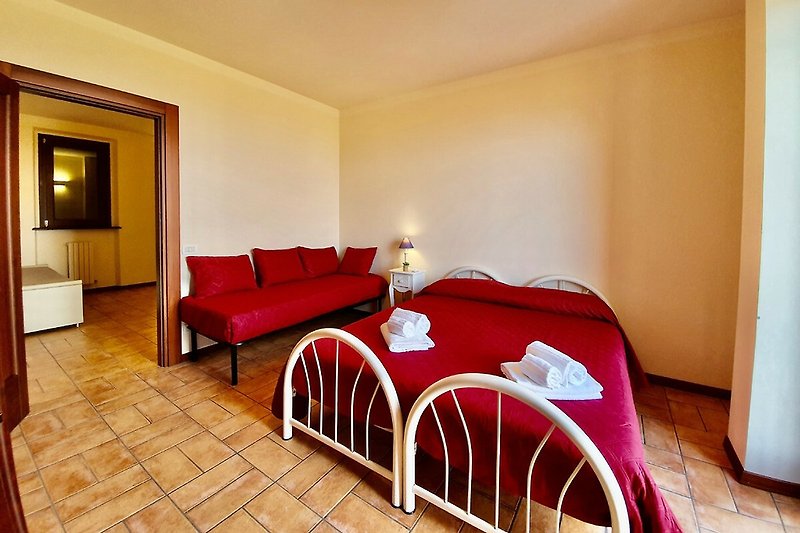 Una camera da letto elegante con mobili in legno e un comodo letto con lenzuola colorate.
