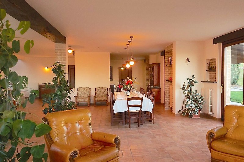 Un salotto accogliente con arredamento elegante e piante verdi.