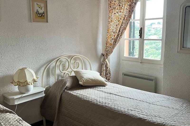 Stilvolles Schlafzimmer mit gemütlichem Bett und dekorativer Beleuchtung.