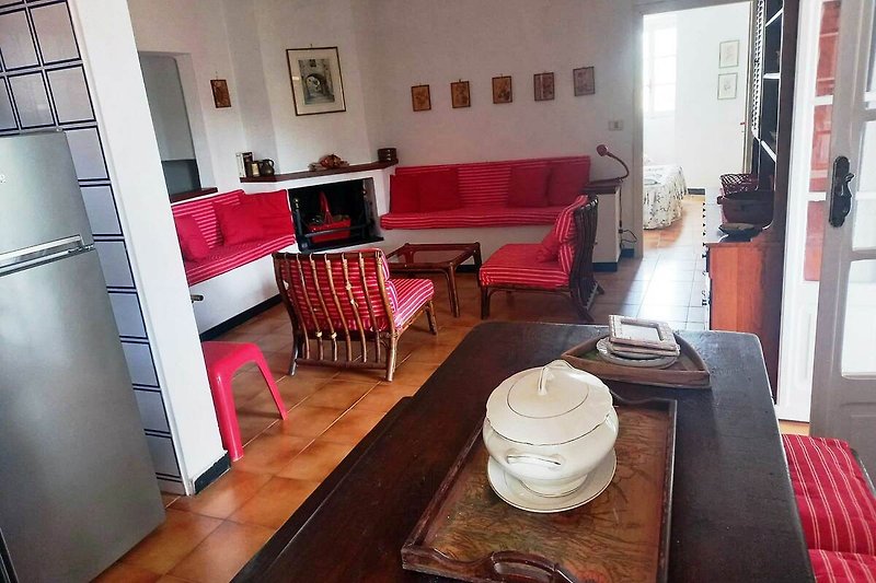 Moderne Küche mit Holztisch, Stühlen und Geschirr. Gemütliche Einrichtung.