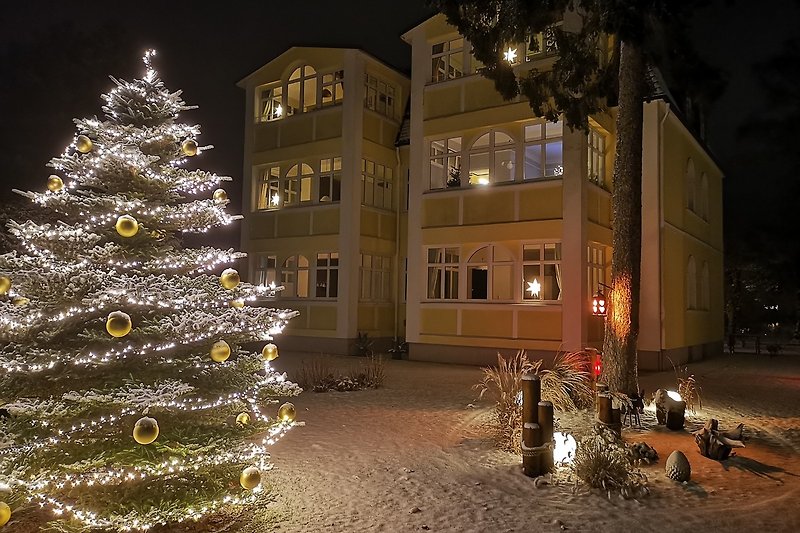 Gemütliches Haus mit festlicher Weihnachtsdekoration und winterlicher Stimmung.
