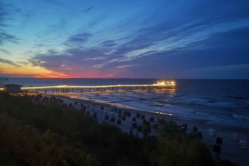 Schöne Aussicht auf den Strand, das Meer und den Sonnenuntergang.