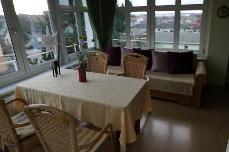 Moderne Küche mit elegantem Tisch, Stühlen und Fenster.
