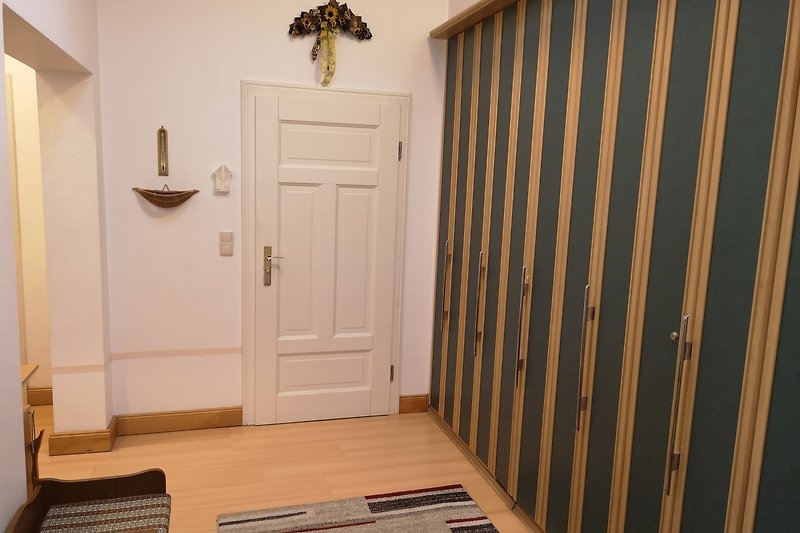 Elegante Holztür mit Griff und Schloss, stilvolle Holzverkleidung.