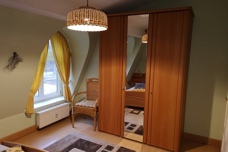 Stilvolles Schlafzimmer mit elegantem Bett und Lampen.