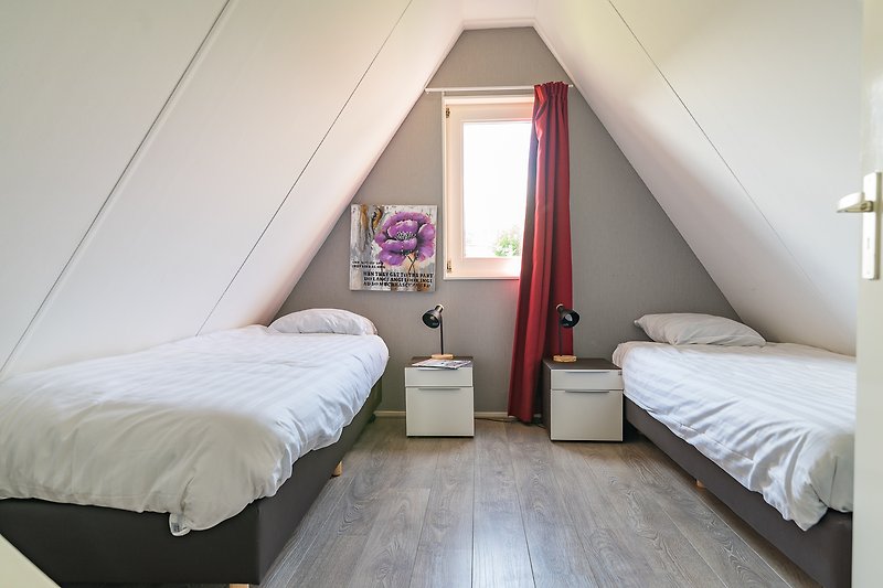 Comfortabele slaapkamer 3 met bedden die ook naast elkaar geplaatst kunnen worden in een 2-persoonsbed opstelling.