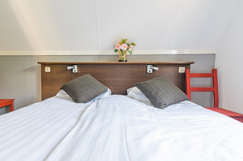 Slaapkamer 1 met comfortabel bed en moderne inrichting. Mogelijkheid om de bedden los van elkaar te plaatsen