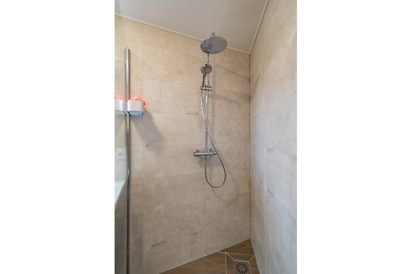 Luxe badkamer, inloopdouche met glazen douchewand rainshower en handdouche