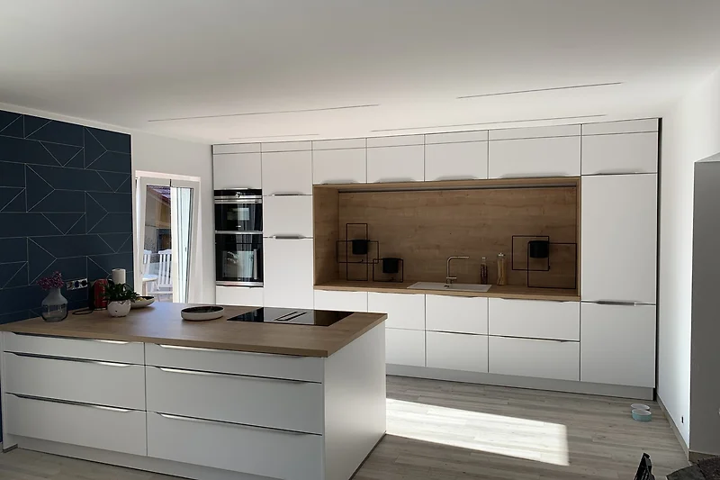 grote moderne keuken met directe toegang tot het balkon