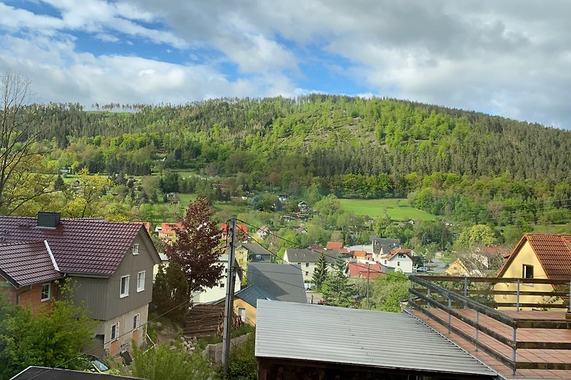 Schönes Haus in den Bergen mit grüner Landschaft