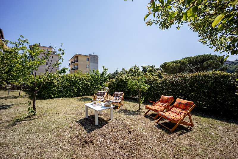 Ampio giardino privato con sdraio e tavolo per aperitivi e momenti di relax