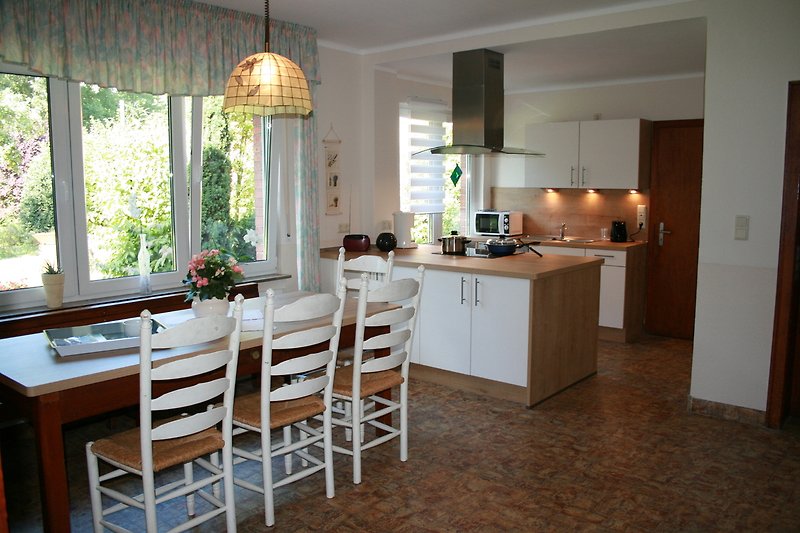 Schöne Küche mit Holzmöbeln und stilvoller Einrichtung.