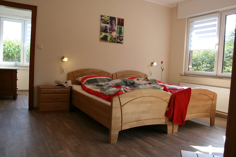 Schlafzimmer 2: Gemütliches Schlafzimmer mit stilvollem Holzmöbel und bequemem Bett.