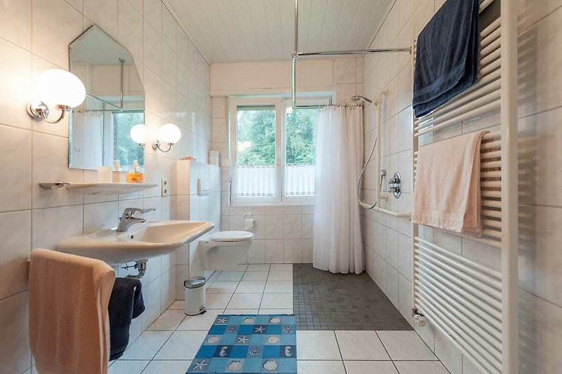 Behindertengerechtes Bad mit WC-Halterung und ebenerdiger Dusche. (einzuhängender Duschsitz vorhanden)