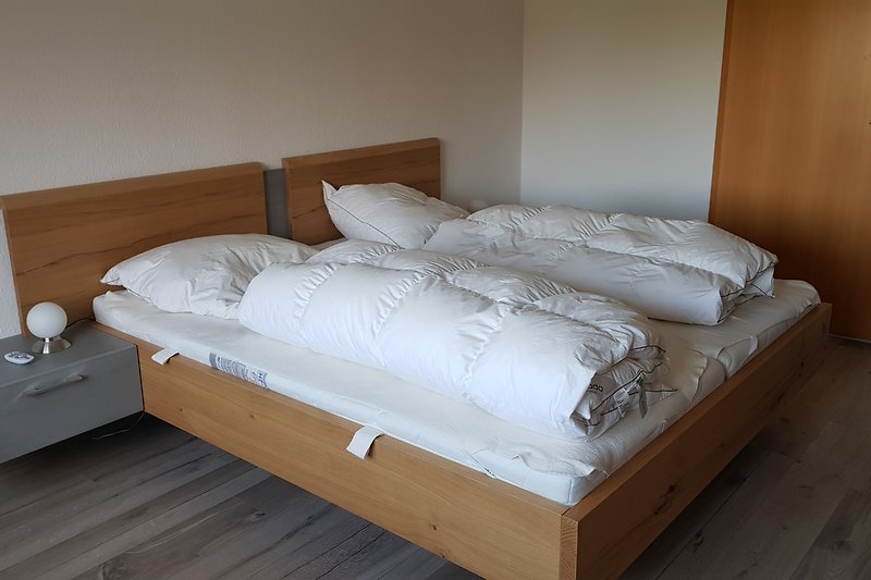 Ein komfortables Schlafzimmer mit stilvoller Holzeinrichtung.