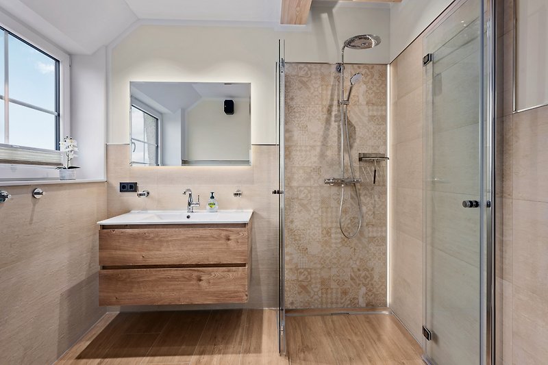Schönes Badezimmer 2 mit Spiegel, Waschbecken und Dusche.