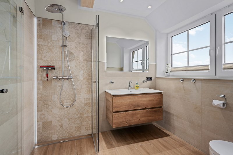Schönes Badezimmer 1 mit moderner Ausstattung und stilvollem Design.