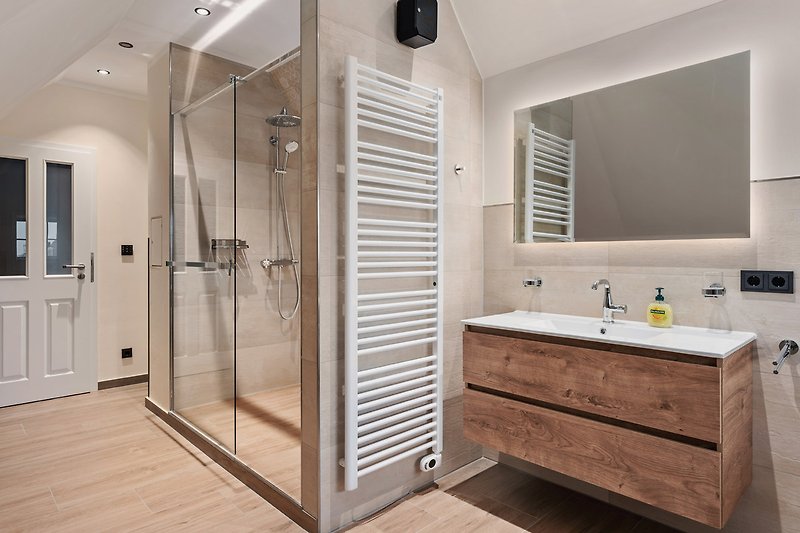 Großes Badezimmer 3 mit stilvoller Einrichtung und moderner Ausstattung.