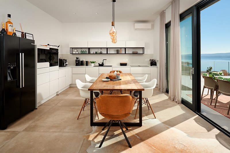 Einladende Küche mit stilvollen Möbeln und hellem Holzboden.