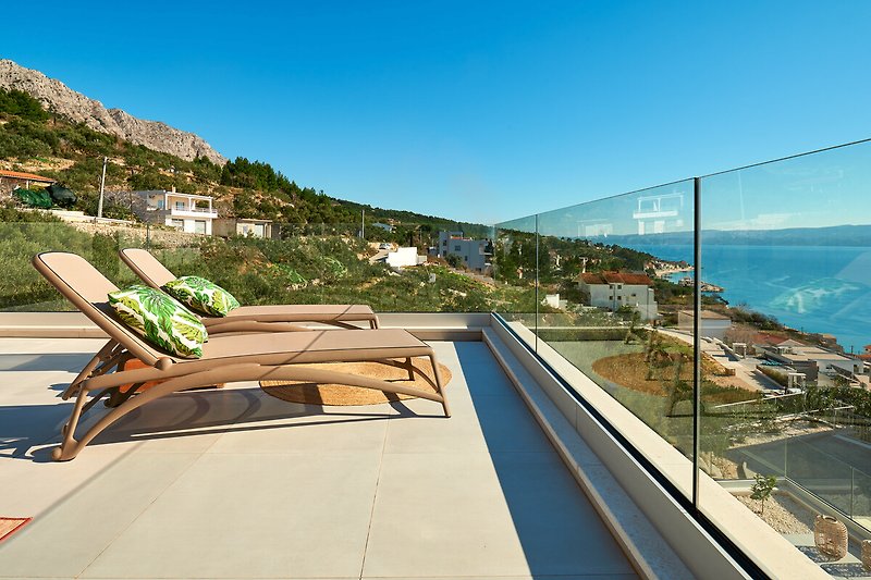 Eine luxuriöse Villa mit Pool, atemberaubender Aussicht und modernem Design.