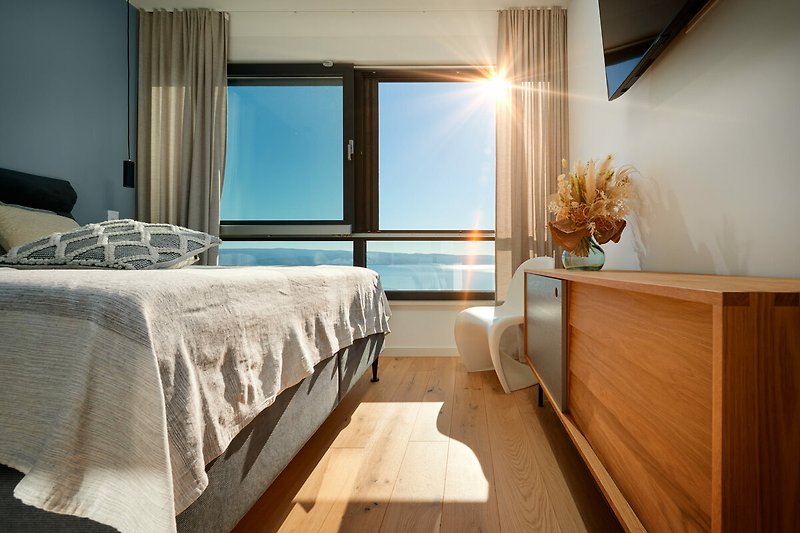 Ein stilvolles Schlafzimmer mit gemütlichem Bett und elegantem Interieur.