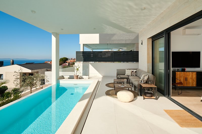 Eine luxuriöse Villa mit Pool, modernem Design und stilvoller Einrichtung.
