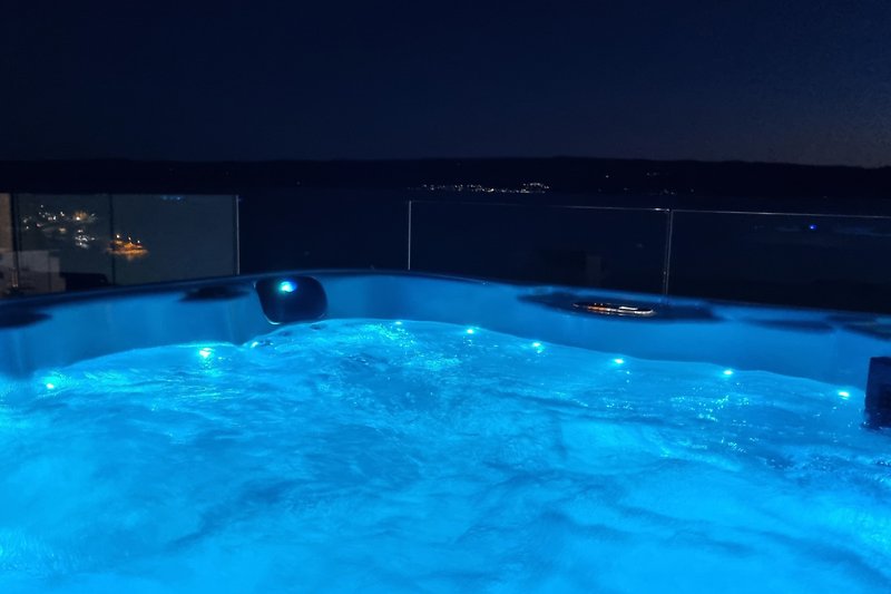 Rechteckiger Pool am blauen Wasser - perfekt für Erholung und Spaß!